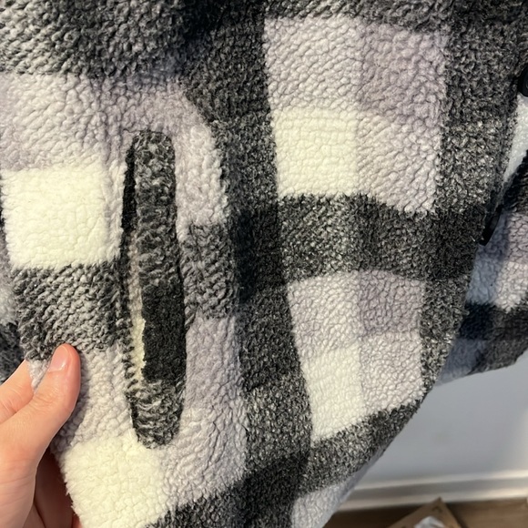 Black and White Flannel Size: XL - Picture 6 of 6